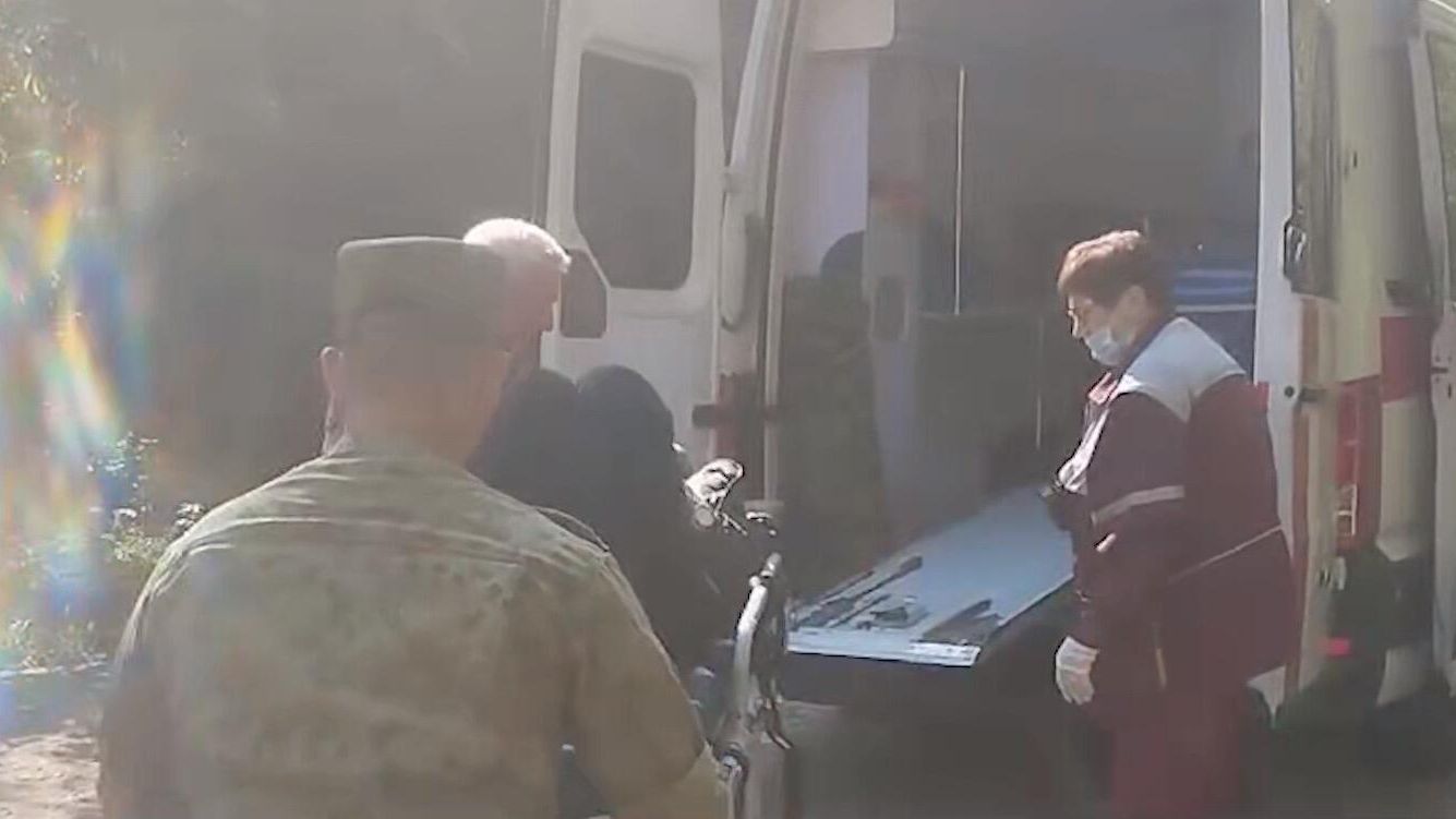 Белорусские пограничники оказали первую медицинскую помощь избитому беженцу, обнаруженному возле калитки в польском заграждении. 21 сентября 2024 Белорусские пограничники оказали первую медицинскую помощь избитому беженцу, обнаруженному возле калитки в польском заграждении. 21 сентября 2024 - РИА Новости, 1920, 21.09.2024