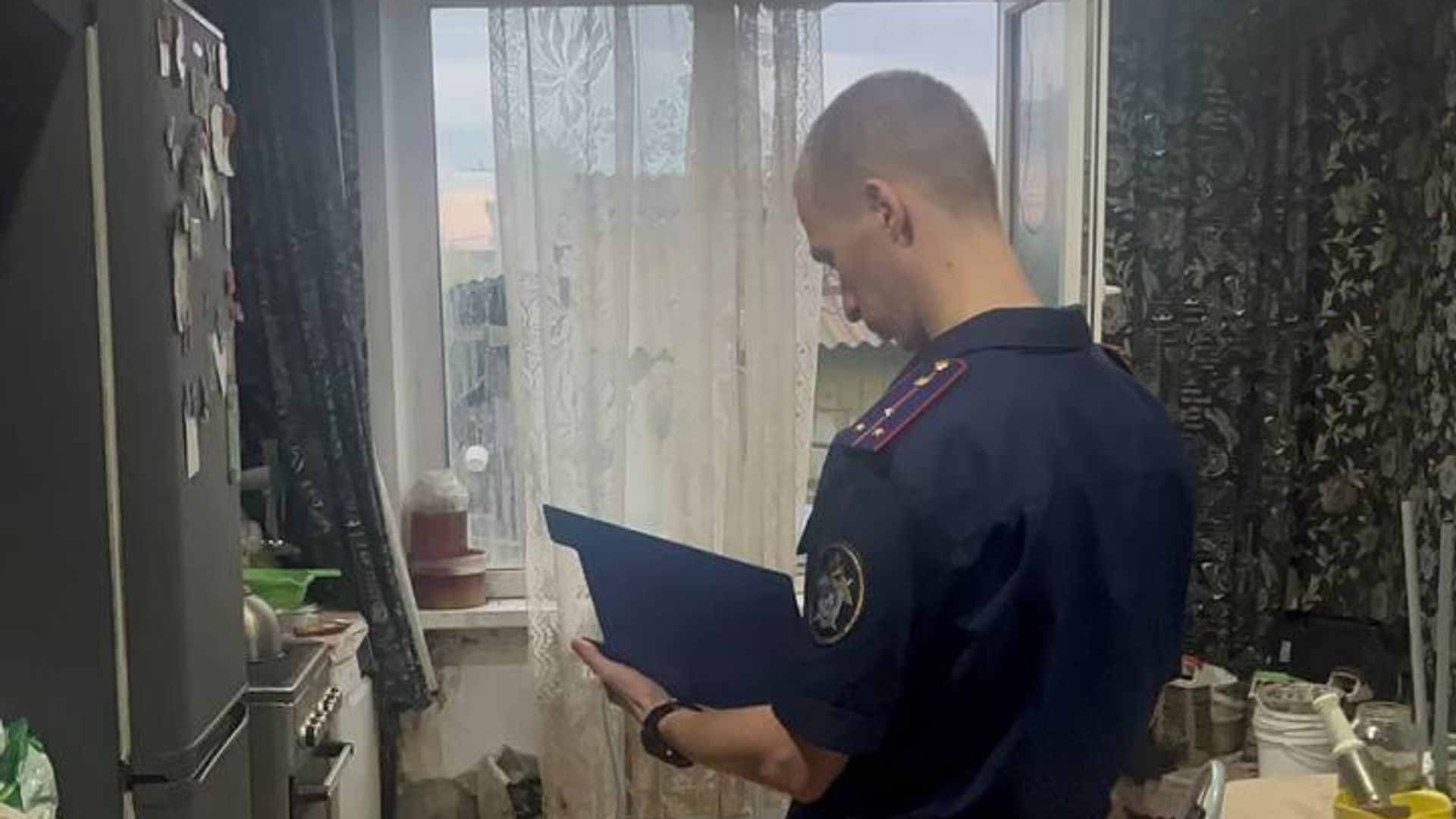 Сотрудник СК РФ на месте происшествия, в результате которого дети умерли от пищевого отравления в Назаровском районе Красноярского края Сотрудник СК РФ на месте происшествия, в результате которого дети умерли от пищевого отравления в Назаровском районе Красноярского края - РИА Новости, 1920, 24.09.2024