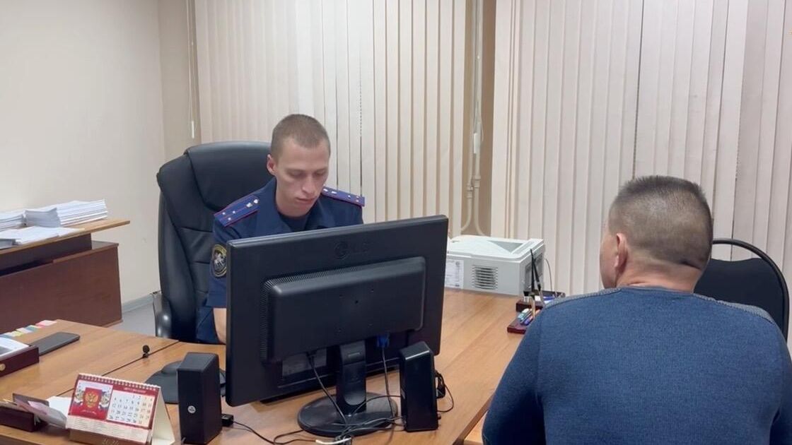 Сотрудник СК допрашивает хозяина магазина в Красноярском крае, где отравилась семья Сотрудник СК допрашивает хозяина магазина в Красноярском крае, где отравилась семья - РИА Новости, 1920, 26.09.2024
