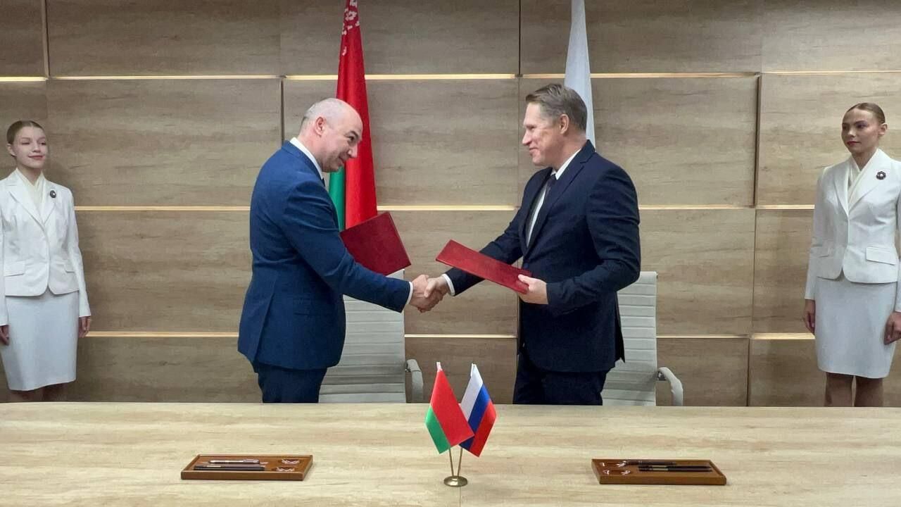 Министр здравоохранения России Михаил Мурашко и министр здравоохранения Белоруссии Александр Ходжаев во время подписания меморандума о сотрудничестве Министр здравоохранения России Михаил Мурашко и министр здравоохранения Белоруссии Александр Ходжаев во время подписания меморандума о сотрудничестве - РИА Новости, 1920, 23.09.2024