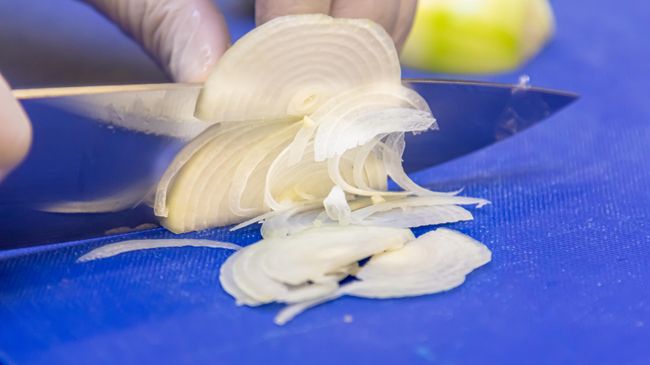 Резать лук полукольцами Резать лук полукольцами