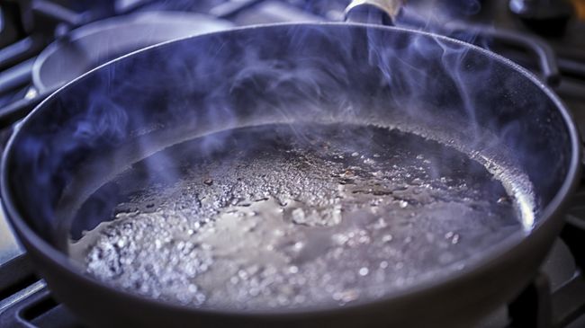Кипящее масло в сковороде Кипящее масло в сковороде