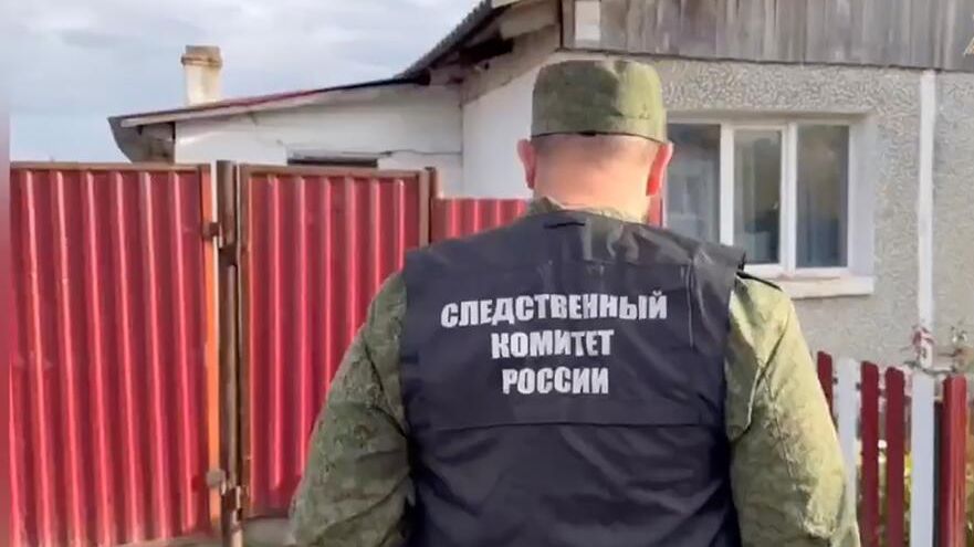 Следователь СК России у дома в Назаровском районе Красноярского края, в котором отравилась семья Следователь СК России у дома в Назаровском районе Красноярского края, в котором отравилась семья - РИА Новости, 1920, 25.09.2024