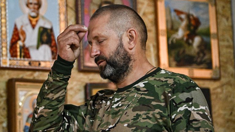 Мужчина на молебне в походном храме в честь Святого Великомученика Георгия Победоносца Мужчина на молебне в походном храме в честь Святого Великомученика Георгия Победоносца