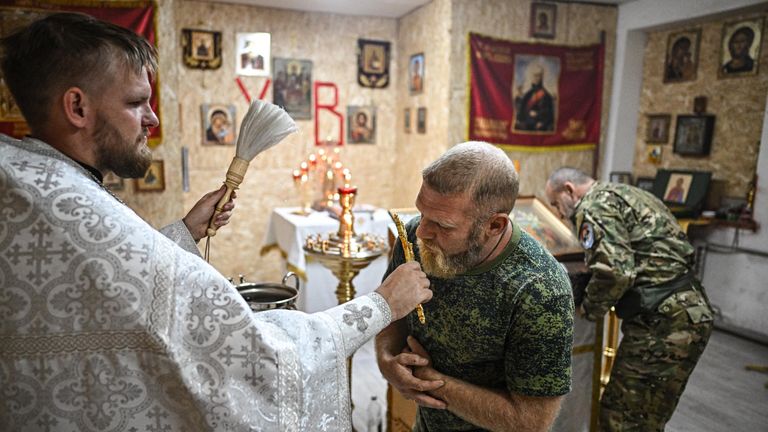 Священник бригады Терек иерей Алексей (Алексей Барышев) с позывным Спецназ проводит молебен в походном храме в честь Святого Великомученика Георгия Победоносца Священник бригады Терек иерей Алексей (Алексей Барышев) с позывным Спецназ проводит молебен в походном храме в честь Святого Великомученика Георгия Победоносца