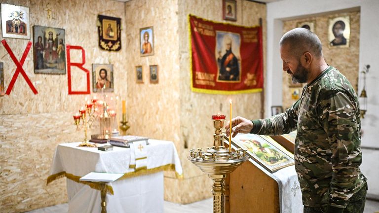 Мужчина в походном храме в честь Святого Великомученика Георгия Победоносца Мужчина в походном храме в честь Святого Великомученика Георгия Победоносца