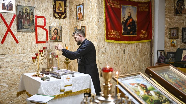 Священник бригады Терек иерей Алексей (Алексей Барышев) с позывным Спецназ в походном храме в честь Святого Великомученика Георгия Победоносца Священник бригады Терек иерей Алексей (Алексей Барышев) с позывным Спецназ в походном храме в честь Святого Великомученика Георгия Победоносца