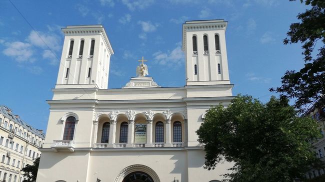 Здание лютеранской церкви Петеркирхе в Петербурге Здание лютеранской церкви Петеркирхе в Петербурге