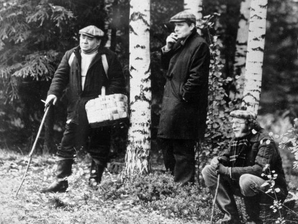 Слева направо: Евгений Леонов в роли Харитонова, Олег Басилашвили в роли Бузыкина и Норберт Кухинке в роли Билла Хансена на съемках фильма Осенний марафон режиссера Георгия Данелии. Слева направо: Евгений Леонов в роли Харитонова, Олег Басилашвили в роли Бузыкина и Норберт Кухинке в роли Билла Хансена на съемках фильма Осенний марафон режиссера Георгия Данелии.