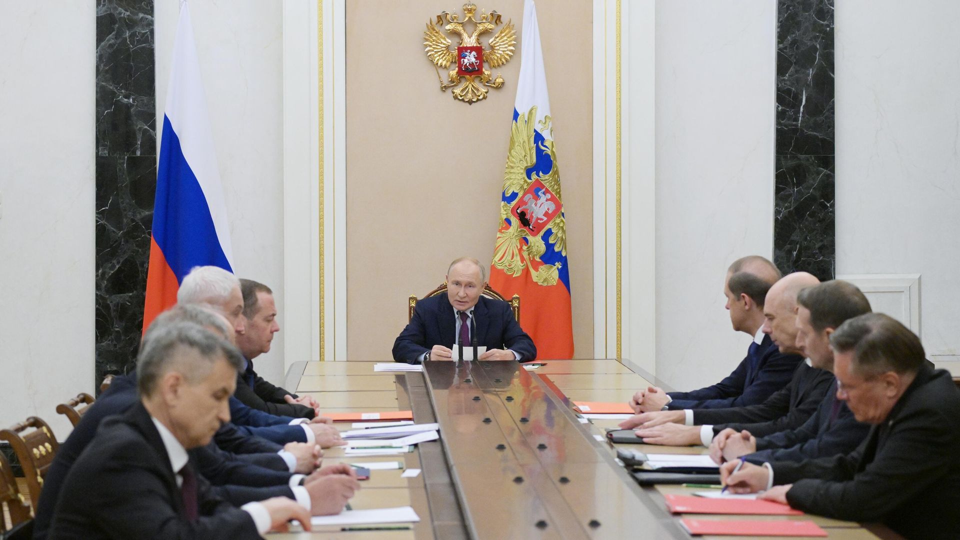 Президент РФ Владимир Путин проводит оперативное совещание с постоянными членами Совета безопасности РФ Президент РФ Владимир Путин проводит оперативное совещание с постоянными членами Совета безопасности РФ - РИА Новости, 1920, 25.09.2024