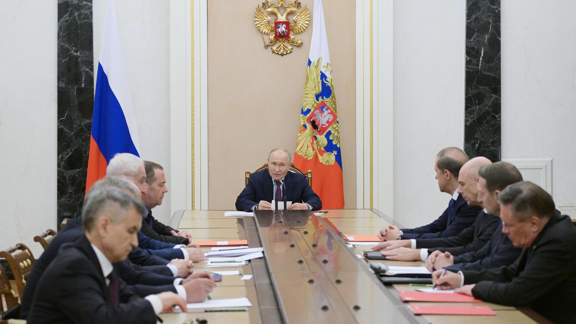 Президент РФ Владимир Путин проводит оперативное совещание с постоянными членами Совета безопасности РФ Президент РФ Владимир Путин проводит оперативное совещание с постоянными членами Совета безопасности РФ - РИА Новости, 1920, 26.09.2024
