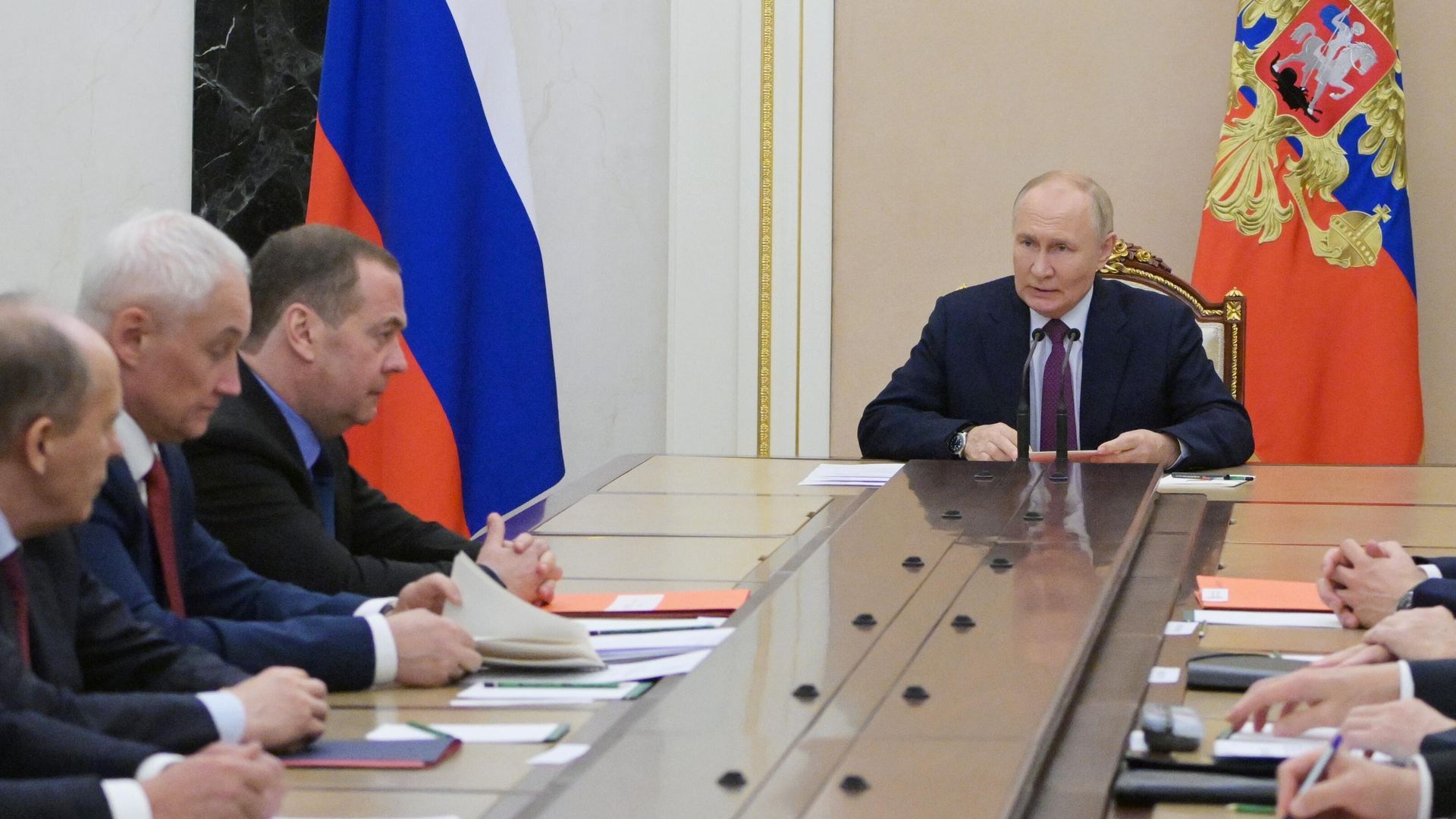 Президент РФ Владимир Путин проводит оперативное совещание с постоянными членами Совета безопасности РФ Президент РФ Владимир Путин проводит оперативное совещание с постоянными членами Совета безопасности РФ - РИА Новости, 1920, 25.09.2024