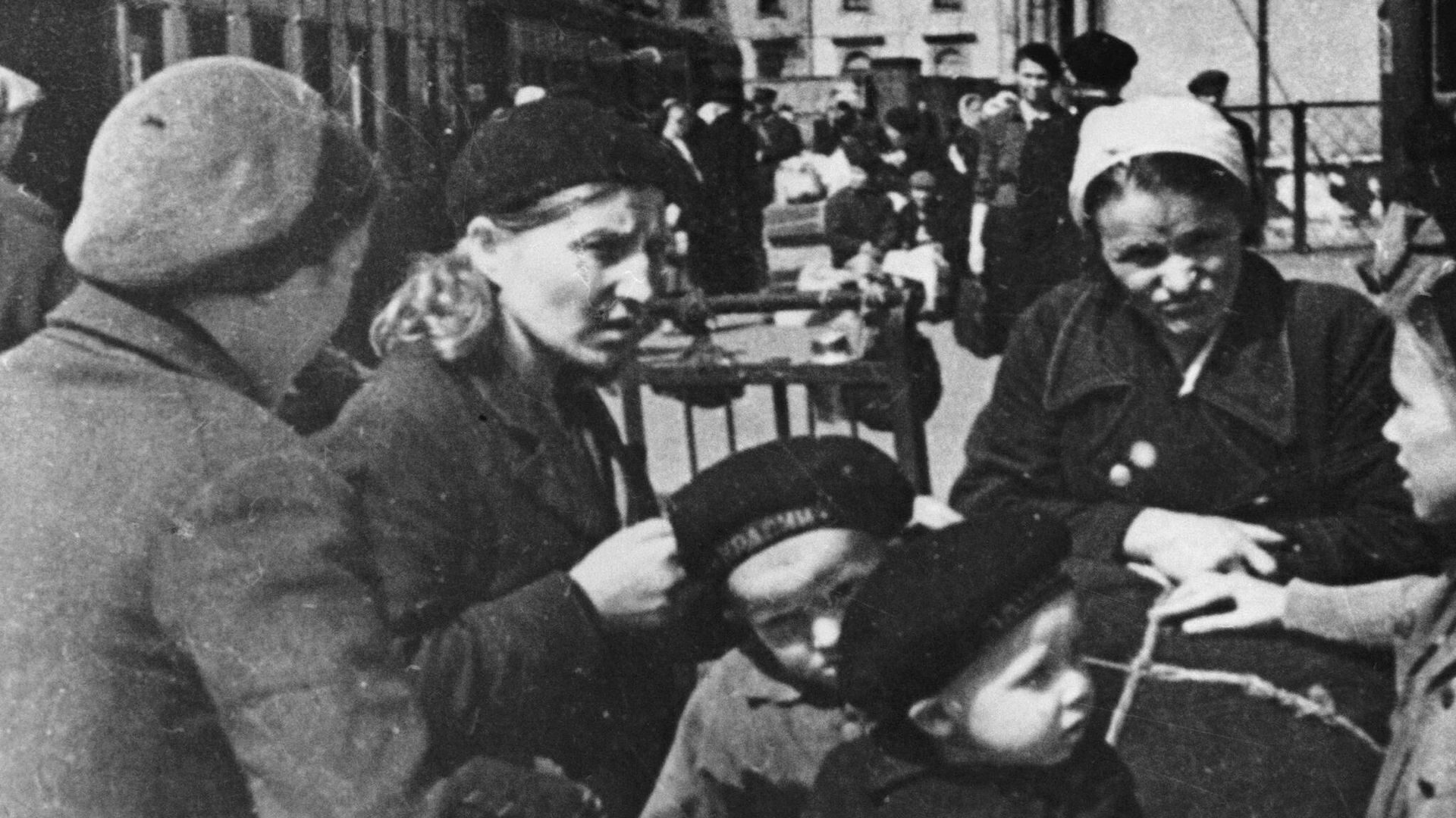 Отправка детей в эвакуацию с Московского вокзала в Ленинграде Отправка детей в эвакуацию с Московского вокзала в Ленинграде - РИА Новости, 1920, 01.02.2025