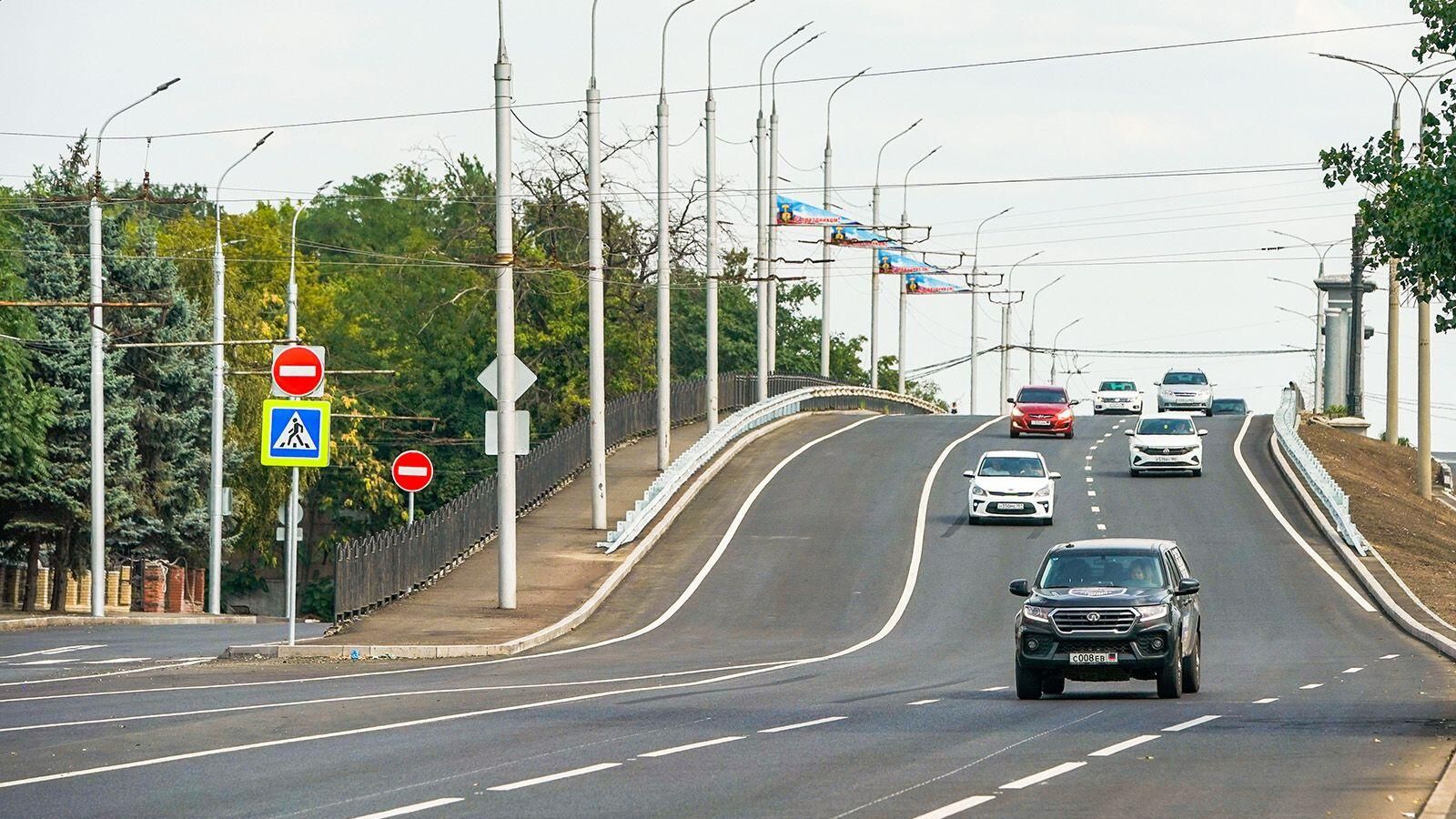 Столичные дорожники отремонтировали магистрали в Луганске и Донецке Столичные дорожники отремонтировали магистрали в Луганске и Донецке - РИА Новости, 1920, 26.09.2024