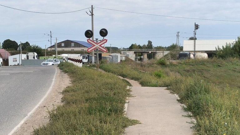 Тротуар до железной дороги сделали только частично Тротуар до железной дороги сделали только частично