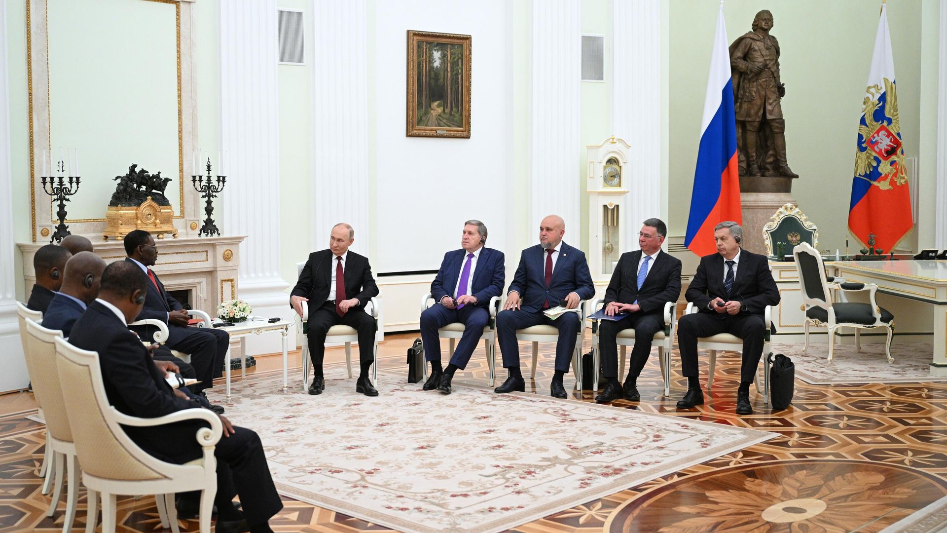 Президент РФ Владимир Путин и президент Экваториальной Гвинеи Теодоро Обианг Нгема Мбасого во время встречи. 26 сентября 2024 Президент РФ Владимир Путин и президент Экваториальной Гвинеи Теодоро Обианг Нгема Мбасого во время встречи. 26 сентября 2024 - РИА Новости, 1920, 26.09.2024