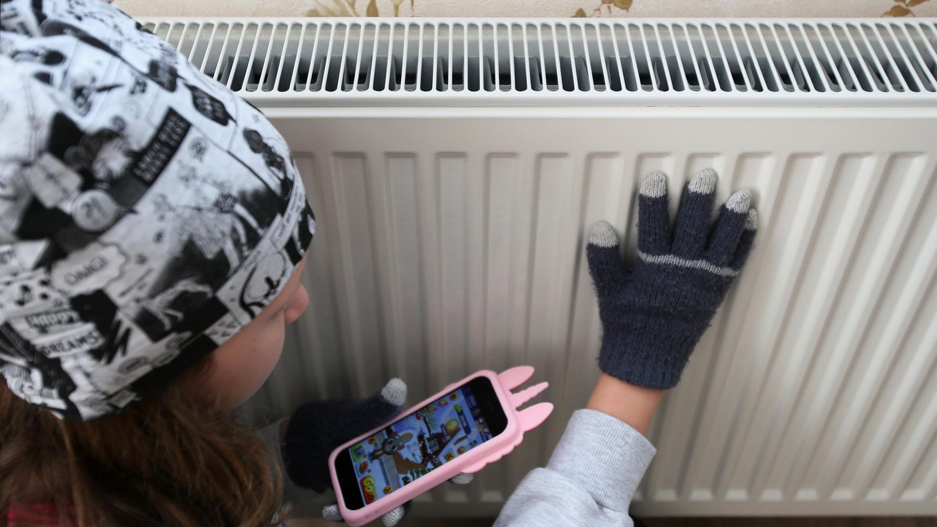 Девушка возле батареи у себя дома Девушка возле батареи у себя дома - РИА Новости, 1920, 30.09.2024