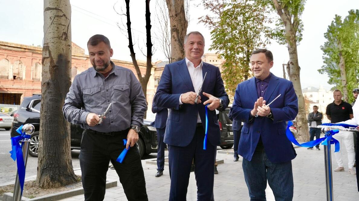 Глава Донецкой Народной Республики Денис Пушилин, заместитель председателя правительства РФ Марат Хуснуллин и председатель ПСБ Петр Фрадков на церемонии запуска флагманского офиса ПСБ в Мариуполе Глава Донецкой Народной Республики Денис Пушилин, заместитель председателя правительства РФ Марат Хуснуллин и председатель ПСБ Петр Фрадков на церемонии запуска флагманского офиса ПСБ в Мариуполе - РИА Новости, 1920, 27.09.2024