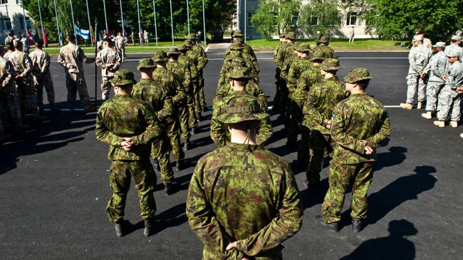Финские военнослужащие во время учений НАТО Финские военнослужащие во время учений НАТО