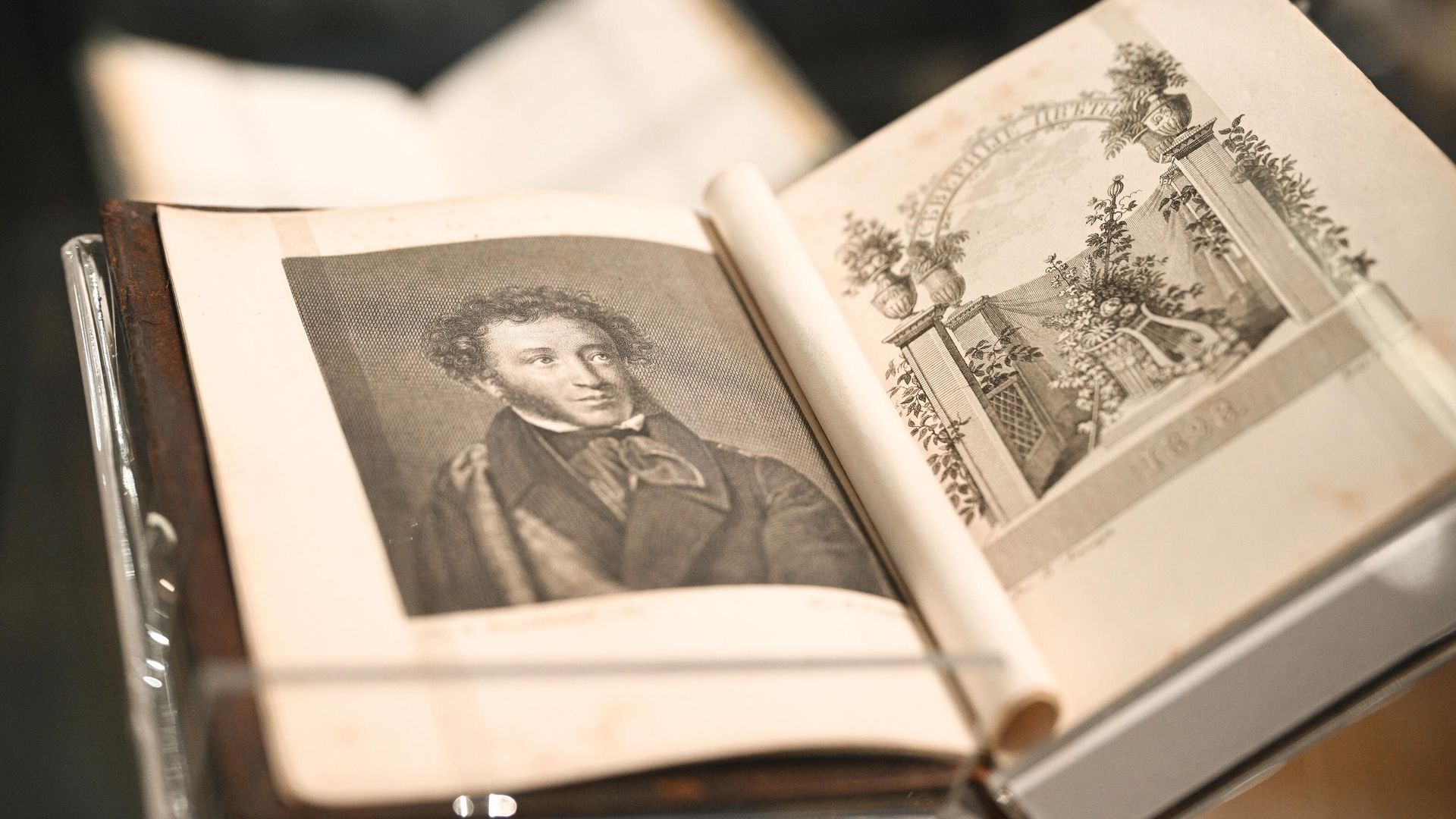 Фотография А. С. Пушкина на страницах книги Пушкин. Страницы истории в Историческом музее Фотография А. С. Пушкина на страницах книги Пушкин. Страницы истории в Историческом музее - РИА Новости, 1920, 13.02.2025