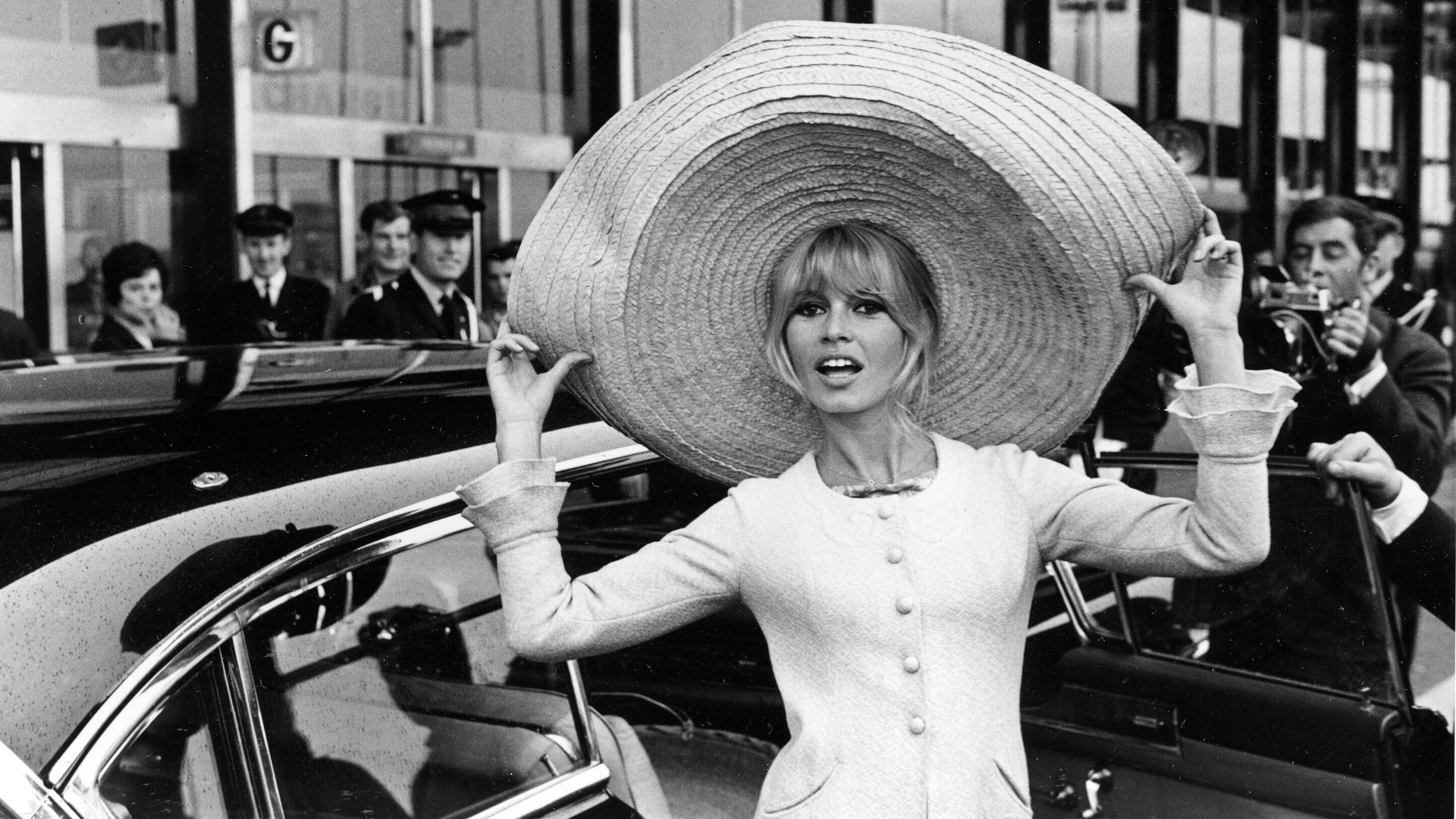 Брижит Бардо во время прибытия в аэропорт Орли, Париж, Франция, 1965 год - РИА Новости, 1920