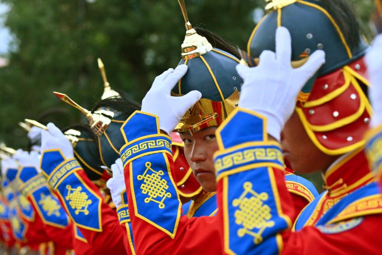 Военнослужащие роты почетного караула перед началом церемонии возложения венка президентом РФ Владимиром Путиным и президентом Монголии Ухнагийн Хурэлсухом к памятнику Георгию Жукову в Улан-Баторе Военнослужащие роты почетного караула перед началом церемонии возложения венка президентом РФ Владимиром Путиным и президентом Монголии Ухнагийн Хурэлсухом к памятнику Георгию Жукову в Улан-Баторе