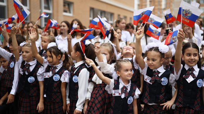 Первоклассники во время торжественной линейки в День знаний