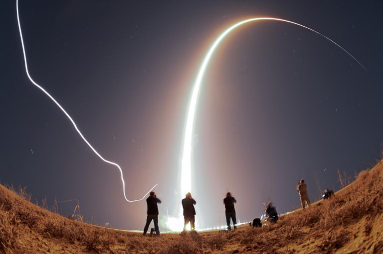 Фотографы снимают запуск ракеты-носителя Союз-2.1а с кораблем Союз МС-26 с космодрома Байконур Фотографы снимают запуск ракеты-носителя Союз-2.1а с кораблем Союз МС-26 с космодрома Байконур