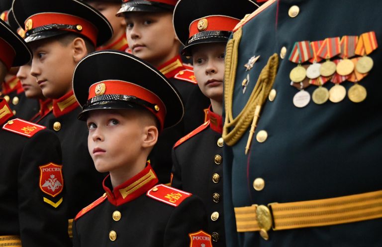 Воспитанники Московского Суворовского военного училища министерства обороны РФ на торжественной церемонии посвящения в суворовцы в Зале воинской Славы Музея Победы на Поклонной горе Воспитанники Московского Суворовского военного училища министерства обороны РФ на торжественной церемонии посвящения в суворовцы в Зале воинской Славы Музея Победы на Поклонной горе
