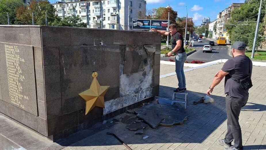 В Одессе националисты снесли орден Ленина со стелы Крылья победы В Одессе националисты снесли орден Ленина со стелы Крылья победы - РИА Новости, 1920, 28.09.2024