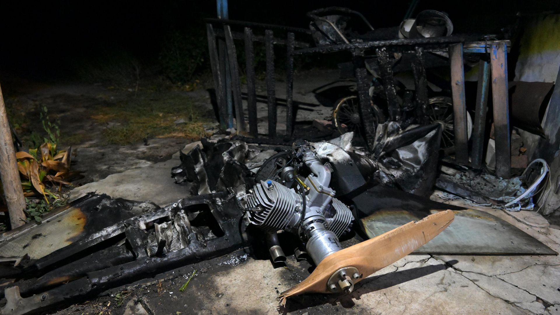 На месте падения двигателя БПЛА, сбитого системой ПВО в небе над Луганском На месте падения двигателя БПЛА, сбитого системой ПВО в небе над Луганском - РИА Новости, 1920, 29.09.2024
