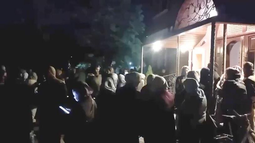 Люди возле Михайловского собора УПЦ в Черкассах Люди возле Михайловского собора УПЦ в Черкассах - РИА Новости, 1920, 30.09.2024