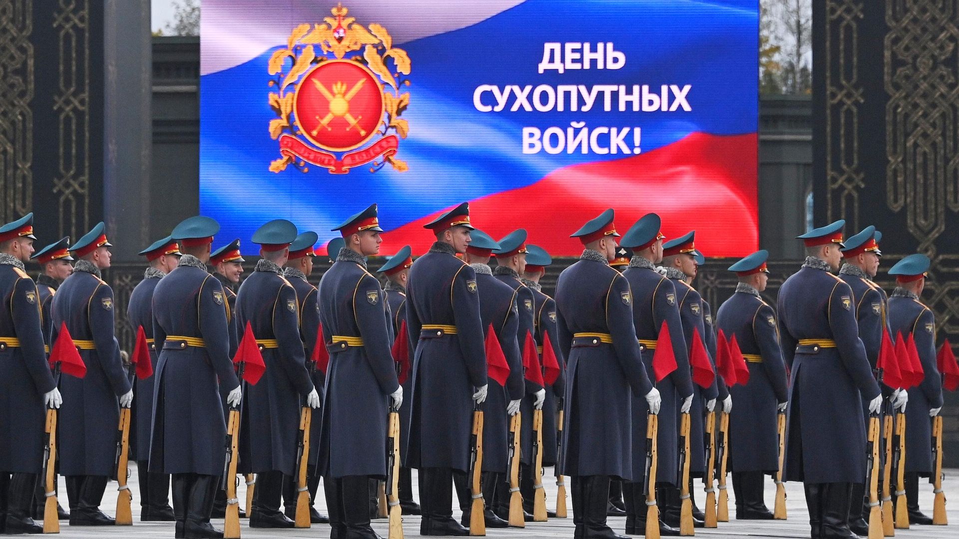 Военнослужащие роты почетного караула 154-го отдельного комендантского Преображенского полка готовятся к празднованию Дня Сухопутных войск на соборной площади главного храма Вооруженных сил РФ в военно-патриотическом парке Патриот - РИА Новости, 1920, 30.09.2026