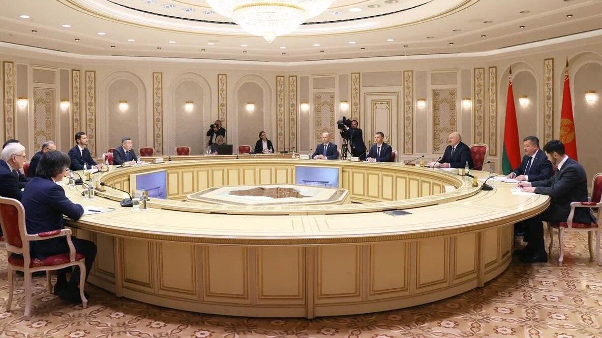 Глава Республики Саха (Якутия) Айсен Николаев во время встречи с президентом Белорусии Александром Лукашенко Глава Республики Саха (Якутия) Айсен Николаев во время встречи с президентом Белорусии Александром Лукашенко - РИА Новости, 1920, 30.09.2024