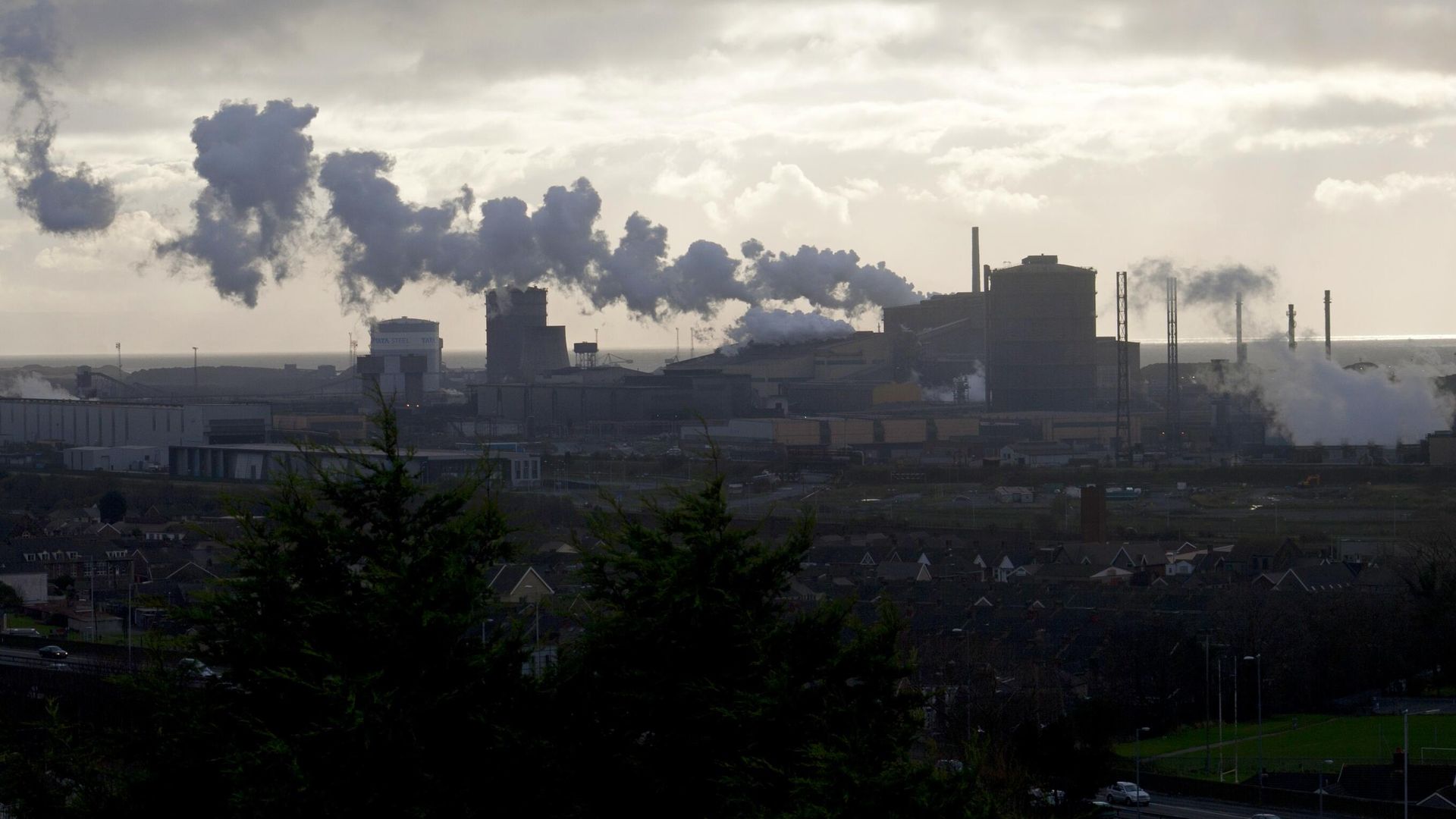 Сталелитейный завод Tata Steel в уэльском городе Порт-Толбот Сталелитейный завод Tata Steel в уэльском городе Порт-Толбот - РИА Новости, 1920, 30.09.2024