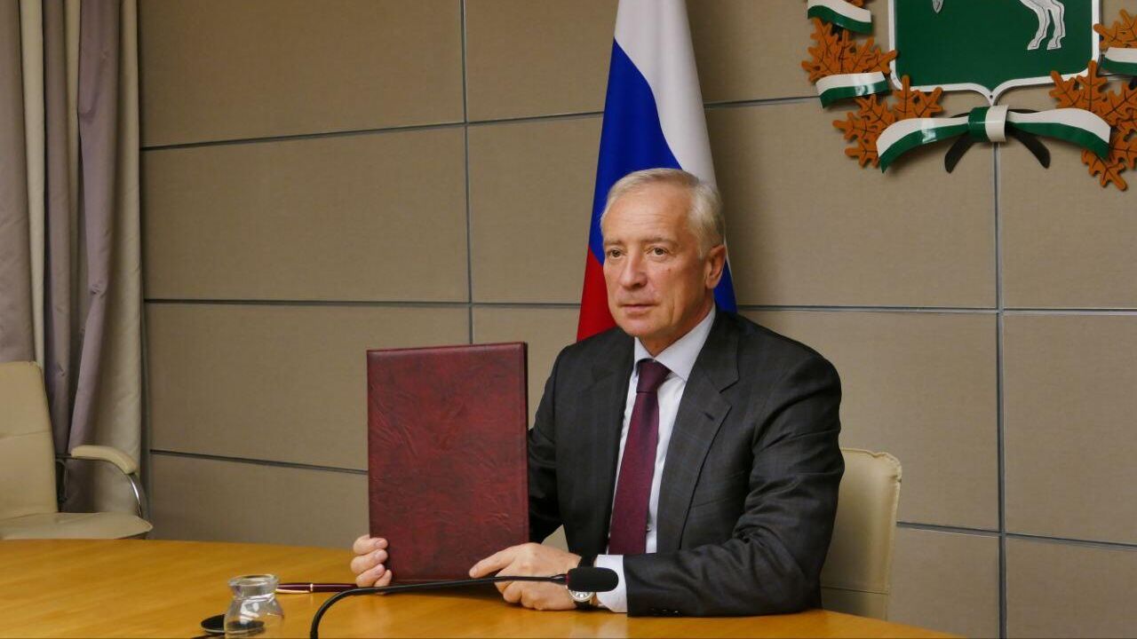 Губернатор Томской области Владимир Мазур и полномочный представитель президента Киргизии в Иссык-Кульской области Уланбек Далиев подписали соглашение о сотрудничестве между регионами в торгово-экономической, научно-технической, гуманитарной и иных сферах Губернатор Томской области Владимир Мазур и полномочный представитель президента Киргизии в Иссык-Кульской области Уланбек Далиев подписали соглашение о сотрудничестве между регионами в торгово-экономической, научно-технической, гуманитарной и иных сферах - РИА Новости, 1920, 01.10.2024