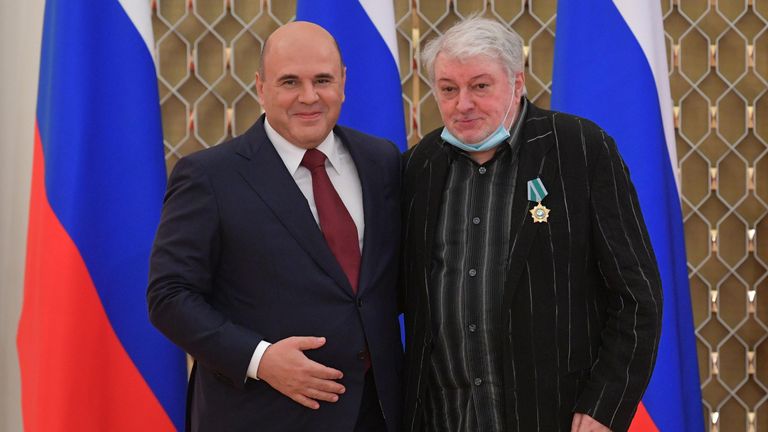Председатель правительства РФ Михаил Мишустин и композитор Вячеслав Добрынин на церемонии вручения государственных и правительственных наград деятелям культуры и искусств Председатель правительства РФ Михаил Мишустин и композитор Вячеслав Добрынин на церемонии вручения государственных и правительственных наград деятелям культуры и искусств