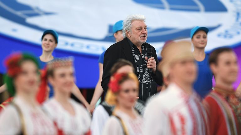 Певец и композитор Вячеслав Добрынин выступает на церемонии открытия Дня города на Красной площади в Москве Певец и композитор Вячеслав Добрынин выступает на церемонии открытия Дня города на Красной площади в Москве
