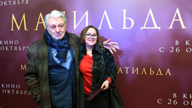 Певец и композитор Вячеслав Добрынин с супругой Ириной на премьере фильма Алексея Учителя Матильда в киноцентре Октябрь в Москве Певец и композитор Вячеслав Добрынин с супругой Ириной на премьере фильма Алексея Учителя Матильда в киноцентре Октябрь в Москве