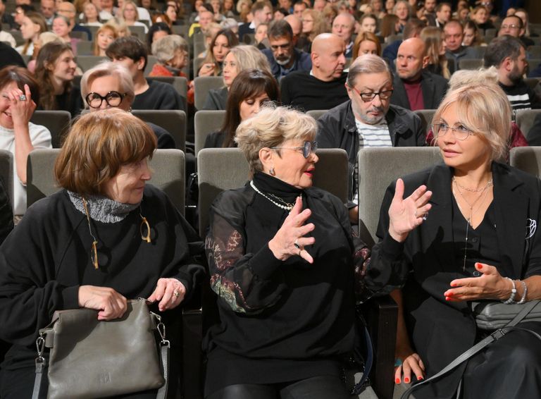 Актрисы Людмила Крылова, Марина Неёлова и Алена Бабенко (слева направо) во время сбора трупп Современника, Театра Олега Табакова и Театральной школы Олега Табакова в Москве Актрисы Людмила Крылова, Марина Неёлова и Алена Бабенко (слева направо) во время сбора трупп Современника, Театра Олега Табакова и Театральной школы Олега Табакова в Москве