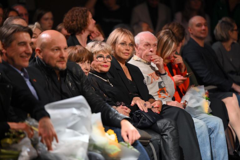 Актеры Марина Неёлова, Алена Бабенко и Владимир Суворов (слева направо в центре) во время сбора трупп Современника, Театра Олега Табакова и Театральной школы Олега Табакова в Москве Актеры Марина Неёлова, Алена Бабенко и Владимир Суворов (слева направо в центре) во время сбора трупп Современника, Театра Олега Табакова и Театральной школы Олега Табакова в Москве