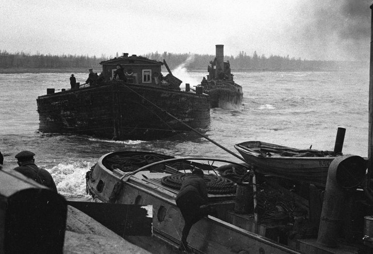 Катера доставляют продукты по Ладожскому озеру в блокадный Ленинград Катера доставляют продукты по Ладожскому озеру в блокадный Ленинград