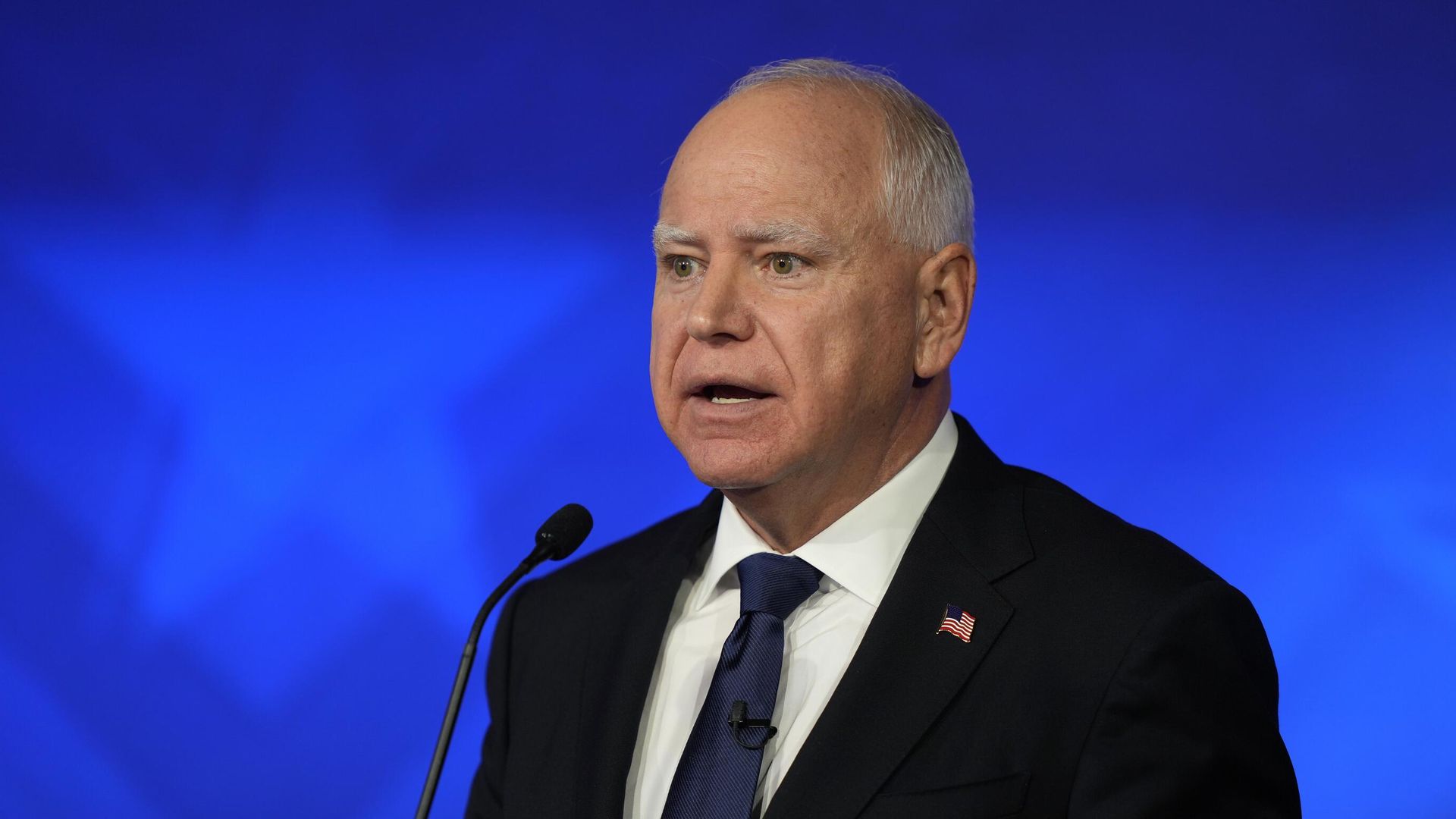 Кандидат в вице-президенты США Тим Уолц во время дебатов в Нью-Йорке. 2 октября 2024 - РИА Новости, 1920, 02.10.2024