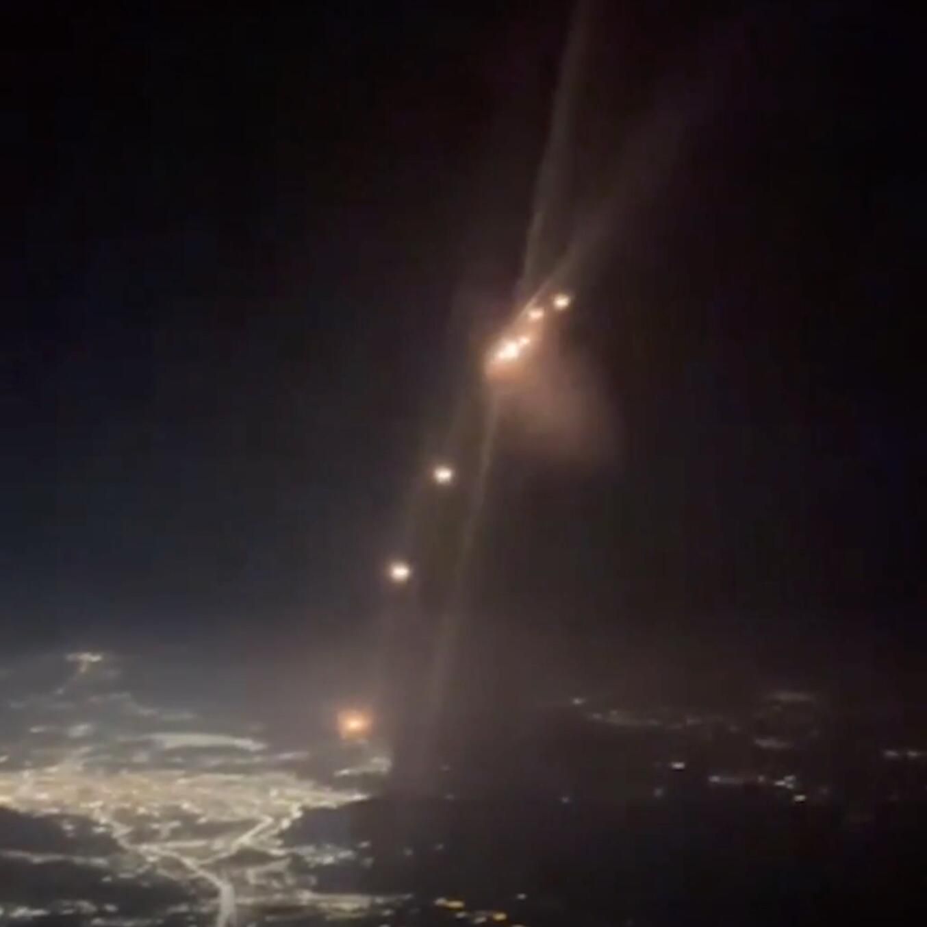 Кадр видео с иранскими ракетами, снятый из кабины cамолета British Airways Кадр видео с иранскими ракетами, снятый из кабины cамолета British Airways - РИА Новости, 1920, 02.10.2024