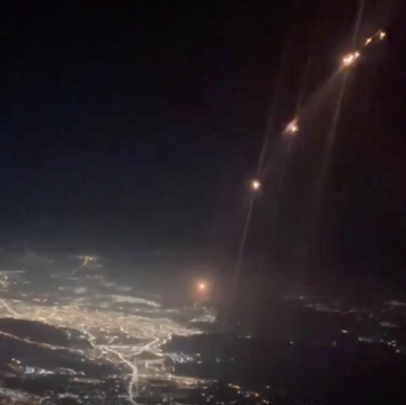 Кадр видео с иранскими ракетами, снятый из кабины cамолета British Airways Кадр видео с иранскими ракетами, снятый из кабины cамолета British Airways - РИА Новости, 1920, 02.10.2024