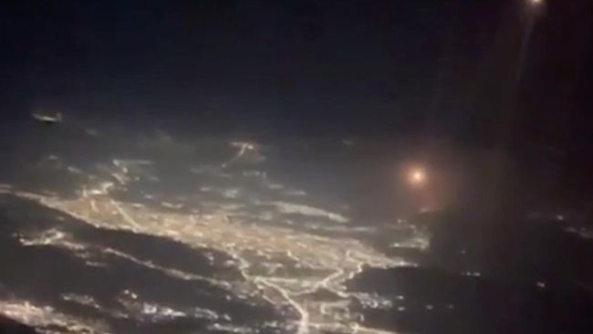 Кадр видео с иранскими ракетами, снятый из кабины cамолета British Airways