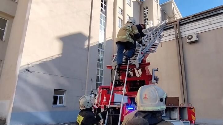 Эвакуация людей из здания театра музкомедии в Екатеринбурге, где произошло возгорание Эвакуация людей из здания театра музкомедии в Екатеринбурге, где произошло возгорание - РИА Новости, 1920, 02.10.2024