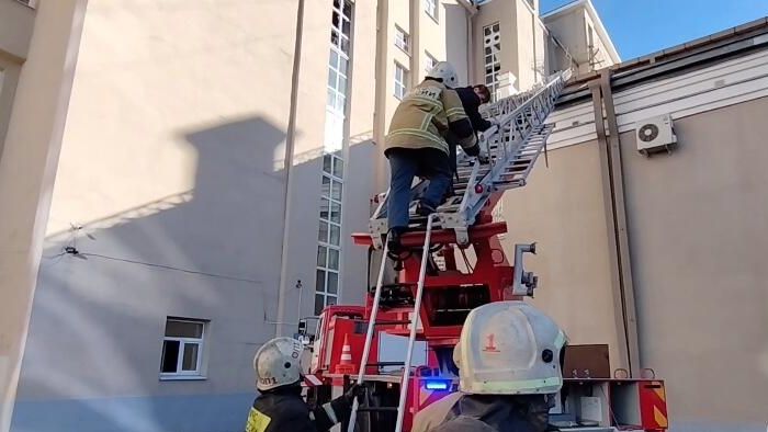 Эвакуация людей из здания театра музкомедии в Екатеринбурге, где произошло возгорание Эвакуация людей из здания театра музкомедии в Екатеринбурге, где произошло возгорание - РИА Новости, 1920, 02.10.2024