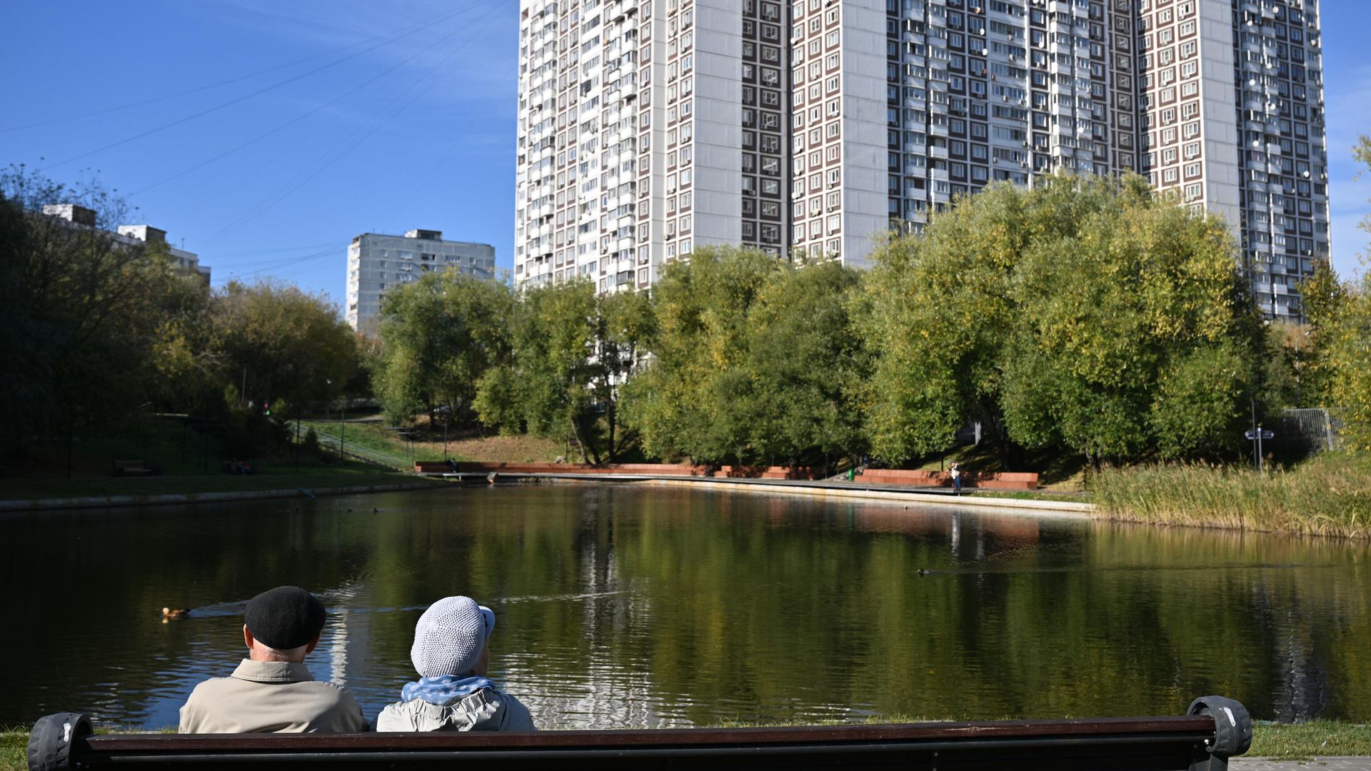 Пожилая пара на Коньковских прудах в Москве Пожилая пара на Коньковских прудах в Москве - РИА Новости, 1920, 17.09.2026