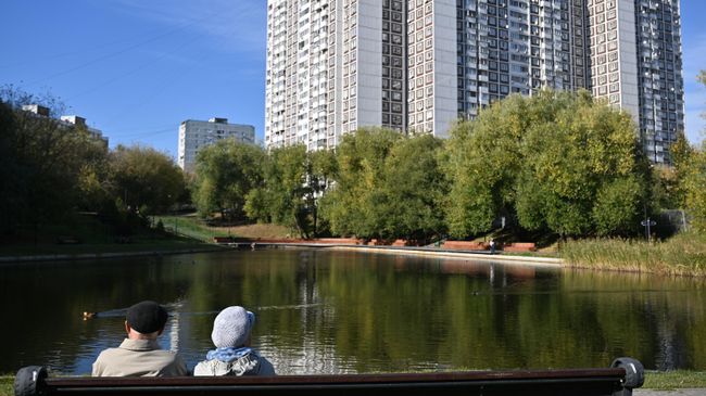 Пожилая пара на Коньковских прудах в Москве